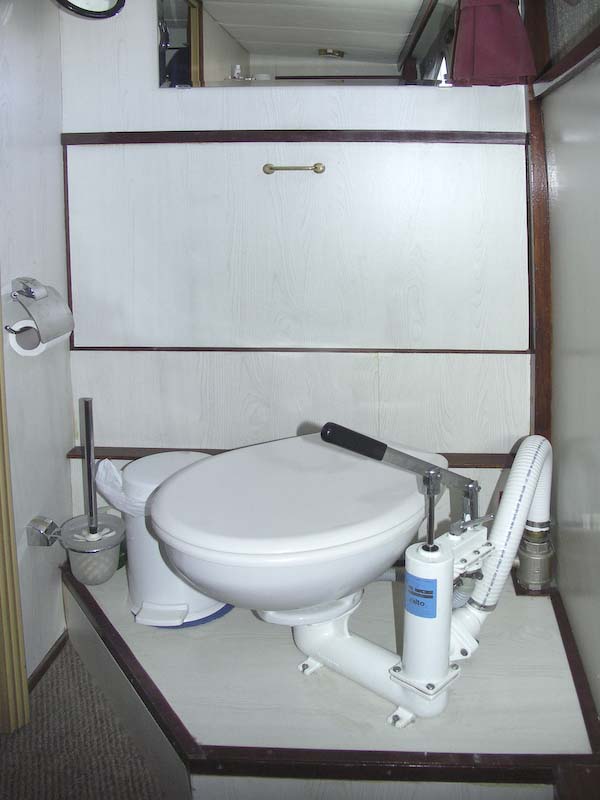 10_Aft_Cabin_-_Toilet